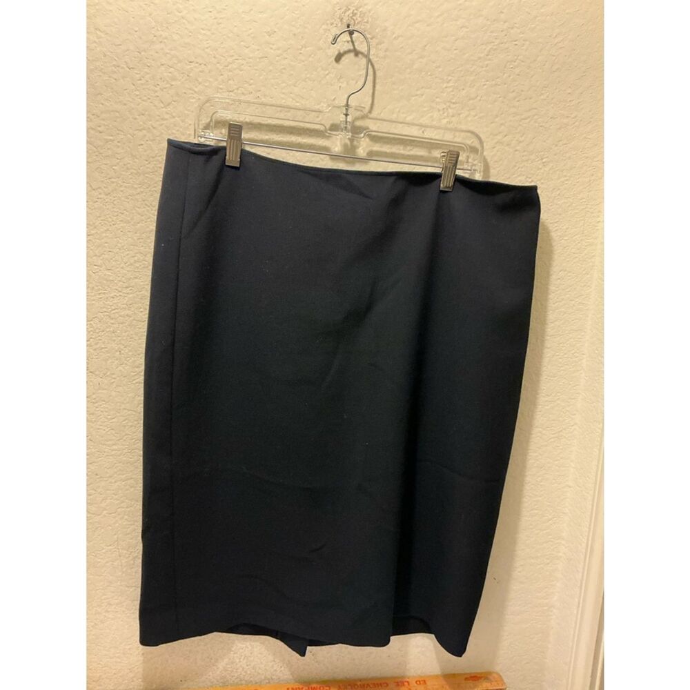 St. John Sleek Black Pencil Skirt